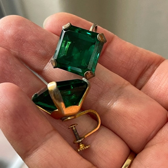 1950s emerald cut glass screw on gold tone earrings - Picture 4 of 11
